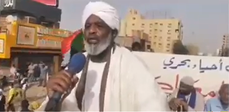 الشيخ القيادي الصوفي الخليفة بركات يخاطب شباب لجان المقاومة في موكب الآباء والامهات